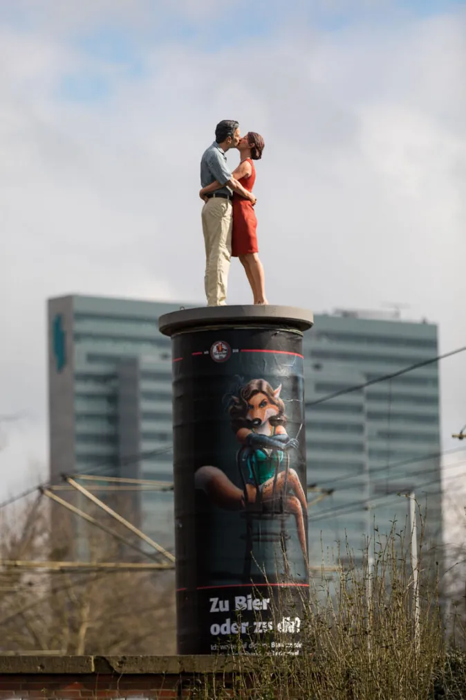 Christoph Pöggeler Handbemalte Bronze-Skulptur »Kuss«