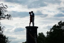 Christoph Pöggeler Handbemalte Bronze-Skulptur »Kuss«