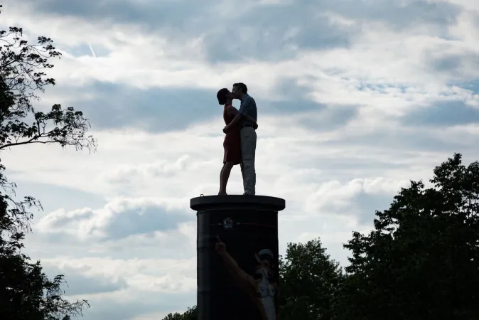 Christoph Pöggeler Handbemalte Bronze-Skulptur »Kuss«