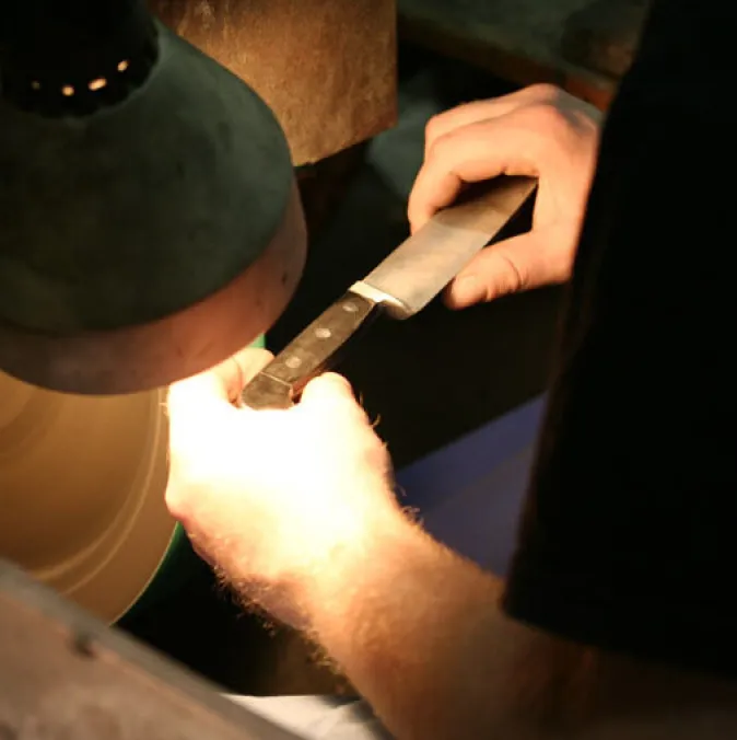 GÜDE Käsemesser aus Olivenholz