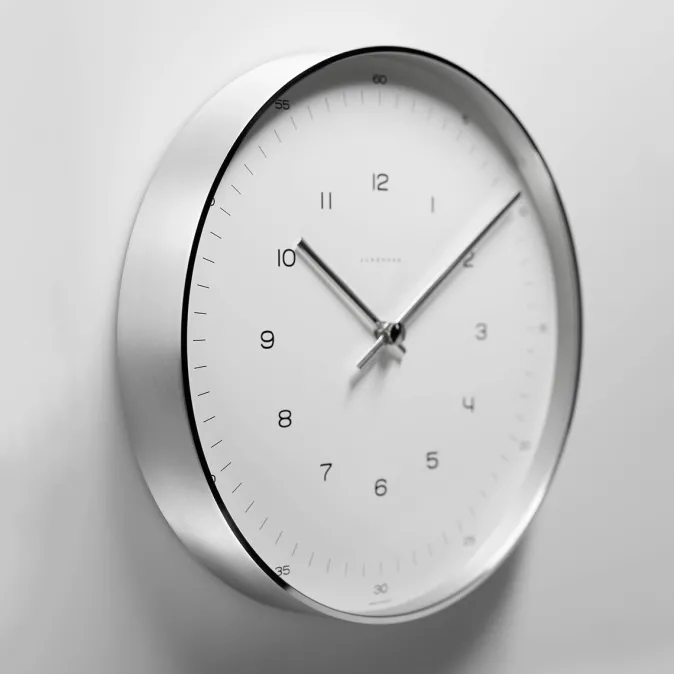 Junghans »Max Bill« Funk-Wanduhr mit Zahlen-Zifferblatt von