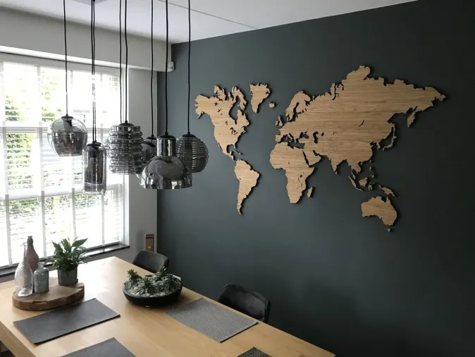 City Shapes Weltkarte aus Eichenholz