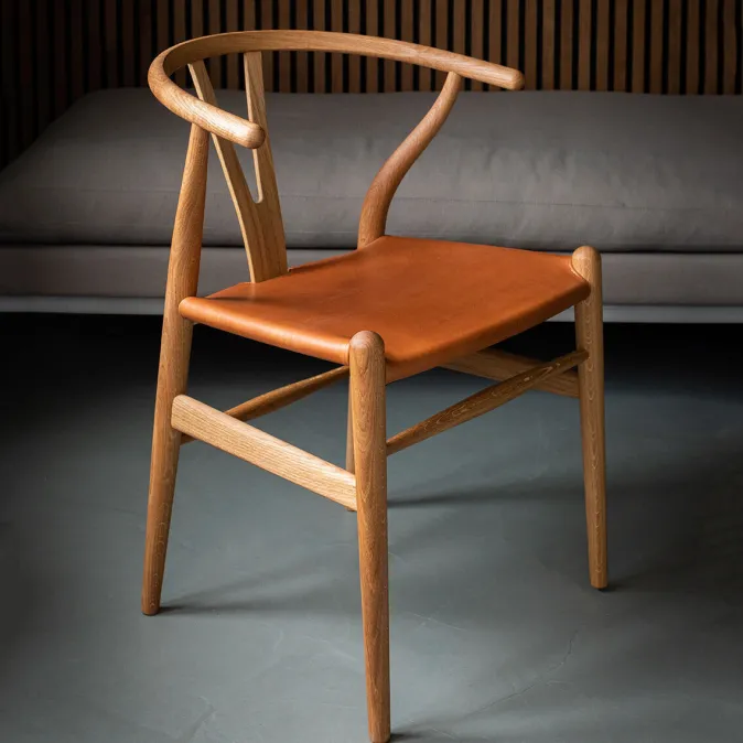 Carl Hansen ZEIT Sonderedition »CH24«, Wishbone Chair aus Eiche und Leder